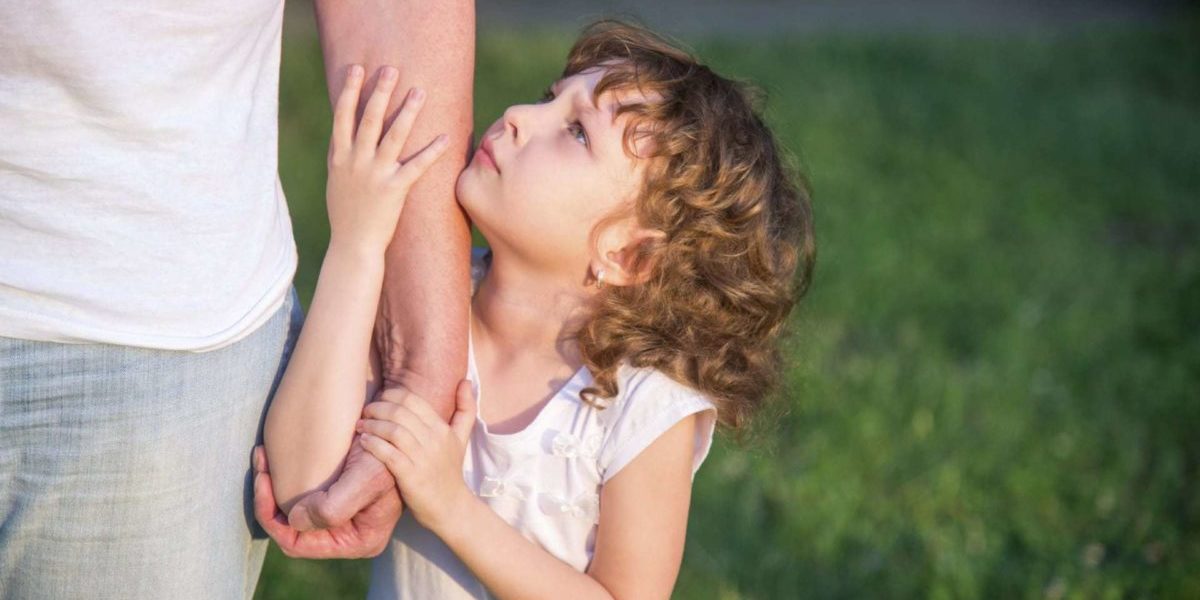 child-hugging-parents-arm Child Custody Lawyer